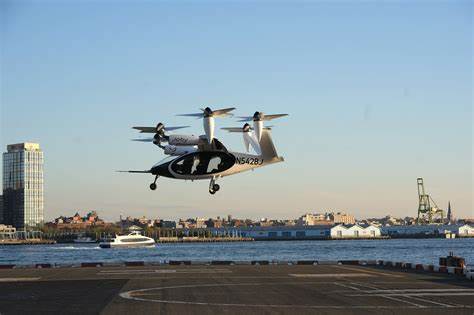 随着科技的飞速发展,空中出租车作为未来城市交通的重要组成部分,正逐渐走向现实。特朗普政府最新宣布启动空中出租车试点项目,旨在加速电动和混合动力飞行器的研发和应用,为商业化铺平道路,推动美国成为全球交通创新的领导者。
