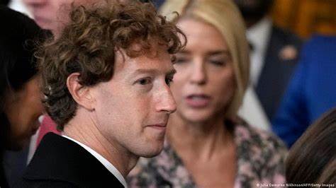 剖析大型科技公司为争夺人工智能顶尖人才采取的策略与影响,探讨薪酬飙升、初创生态改变、各地区竞争态势以及企业和政府应对之策,帮助读者理解AI人才争夺对科技产业和社会的深远意义。
