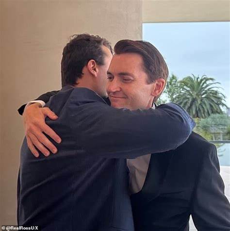 探讨罗斯·乌尔布里希特如何在查理·柯克的帮助下获得全赦,解析这一事件背后的政治影响及社会意义。
