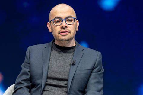 人工智能正深刻影响着各行各业,DeepMind CEO哈萨比斯提醒科技界,AI发展必须谨慎,避免重蹈社交媒体因追求流量和用户注意力而带来的负面影响,强调AI应服务于人类福祉,而非操控和分裂社会。
