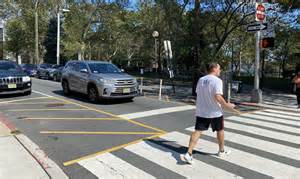 围绕在路口20英尺范围内禁止停车的"日光化"提案,纽约市议员盖尔·布鲁尔在交通局强力施压后撤回支持,引发关于路口视线、安全证据与城市停车权衡的激烈讨论。文章梳理政策来龙去脉、各方论据与数据争议,探讨下一步的政策选择与社区参与路径。
