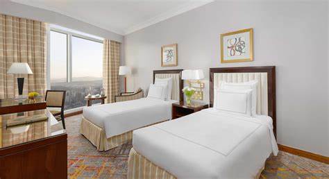 瑞士玛卡姆酒店位于麦加市中心,毗邻卡巴圣殿,以其奢华的设施和便利的地理位置,成为朝圣者和访客首选的高端住宿地。酒店融合阿拉伯文化的热情与瑞士精致的服务标准,致力为客人打造难忘的住宿体验。酒店内部配备多样化的客房选择,提供全方位的餐饮及休闲设施,满足不同旅客的需求。
