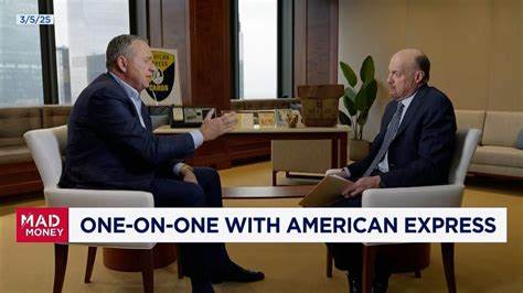 本文深入解析吉姆·克莱默关于美国运通公司(AXP)投资观点,探讨消费模式变化对支付行业的影响及投资者心态,助力读者全面理解美国运通的市场潜力和风险。
