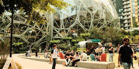 西雅图作为美国重要的科技中心之一,曾因大规模的科技行业扩张而吸引了大量人才与资本。然而,随着全球科技市场的波动与行业结构调整,这座城市正面临科技岗位减少的挑战。本文深入探讨西雅图科技行业的发展历程、当前面临的困境以及未来可能的转型路径。
