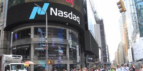 随着投资者对未来利率下调的预期愈加乐观,纳斯达克指数再度突破历史高点,推动科技股强势上涨。本篇深入探讨利率预期如何影响股市表现,解析纳斯达克持续创新高背后的驱动力与潜在风险。
