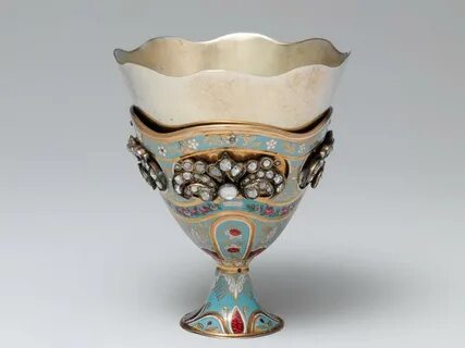 扎尔夫作为土耳其咖啡文化中的独特容器,融合了历史、艺术与日常饮品的仪式感,展现了奥斯曼帝国时期的奢华生活方式和文化传承。本文深入解读扎尔夫的起源、演变及其在当代咖啡文化中的意义,带您领略咖啡与艺术交织的美妙世界。
