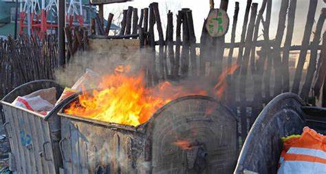 伯明翰市议会在推行Oracle云端财务系统过程中遭遇重大挫折,项目成本飙升至1.7亿英镑,多次延期导致财政管理陷入瘫痪,影响地方政府财务透明度和运营效率。分析这背后的教训与挑战,并探讨未来公共部门数字化转型的关键要点。
