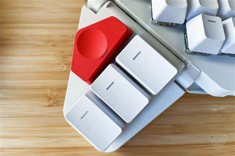 探讨机械键盘为何成为生产力与人体工学的关键利器,详述ZSA Moonlander的设计理念、固件优势、使用体验与选购建议,帮助读者判断是否值得入手并提供实用调校与替代方案
