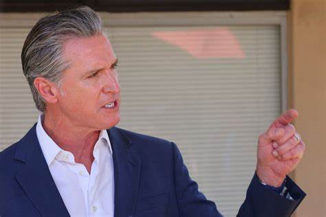 加州通过首部面向大型人工智能开发者的安全法案,要求披露安全与防护措施、建立安全事件上报机制并设立州级计算资源。该法如何影响科技公司合规路径、州联邦关系及全球AI治理趋势值得关注
