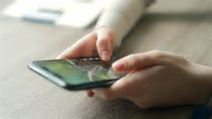 哥伦比亚最高宪法法院近期作出重要判决,认定Meta公司在未经明确透明理由的情况下封禁成人影星Esperanza Gómez的Instagram账户,侵犯了其言论自由及经济权益。此判决不仅对社交媒体平台内容审核规则提出挑战,也为全球数字言论监管带来深远影响。
