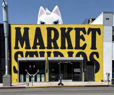 MEW(《猫在狗的世界》)与MARKET Studios联合推出独家服装合作系列,融合创意与时尚,掀起年轻群体的新一轮潮流风暴。品牌携手打造独特设计,彰显个性品味,深受市场关注。
