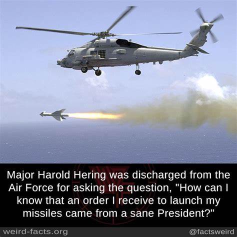 回顾美国空军少校哈罗德·赫林的经历,剖析冷战核指挥控制的制度盲点、军人良知与法律义务之间的张力,以及这一事件对当代核安全与民主监督的持续启示
