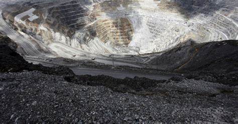 解析高盛因印尼Grasberg矿突发泥流减少产量后对2025-2026年铜供应预测的调整、市场供需平衡变化及对铜价、相关产业和投资者的潜在影响与应对建议
