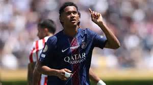 在欧冠小组赛第2轮前夕,巴黎圣日耳曼造访巴塞罗那,阵容伤病与战术对抗成为焦点。文章梳理首发猜测、两队伤停情况、关键对位与战术走势,并评估马尤卢与李康仁可能带来的影响与比赛看点。
