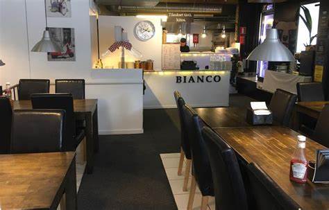 探索位于芬兰坦佩雷市中心的Pizzeria Ravintola Bianco,它以正宗意大利披萨和舒适的用餐环境吸引众多食客。了解它的特色服务、多样菜品与顾客口碑,感受这家备受推荐的餐厅如何成为当地美食爱好者的首选。
