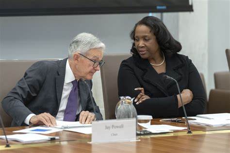 随着债券收益率的下降和特斯拉股价的大幅上涨,美国股市迎来了新一轮的上升动力,S&P 500指数及纳斯达克100指数纷纷创下历史新高,投资者对美联储即将降息的预期进一步增强,本文深度解析市场动态、驱动因素及未来展望,助力投资者把握机遇。
