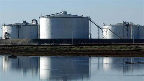 科威特石油产能突破三百万桶日均生产规模,达到十余年来最高水平。随着全球油市需求回暖及OPEC+灵活调整产量政策,科威特的产能提升不仅反映了其能源战略的成功,也为全球石油市场稳定提供了重要支撑。
