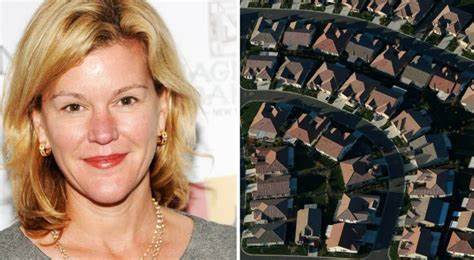 随着美国住房市场的持续紧张,婴儿潮一代通过巨额房产净值稳固其住房地位,导致市场库存稀缺,年轻一代购房难度加大。探讨这一现象背后的经济动力及其对未来房地产市场的深远影响。
