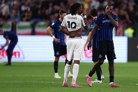 在2025年意甲第三轮比赛中,尤文图斯与国际米兰上演了一场惊心动魄的都灵德比。图拉姆兄弟的精彩表现成为比赛焦点,尤文最终以4比3力克国际米兰。本文深入解析比赛过程、球员表现及其对联赛排名的影响。
