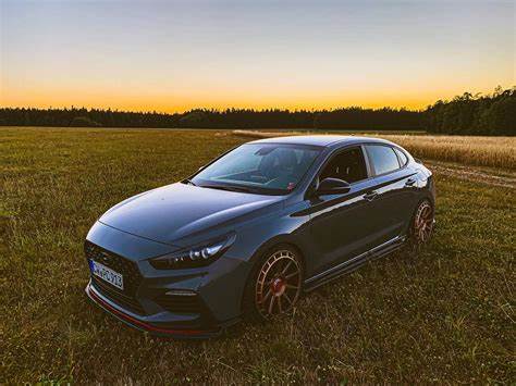 深入探讨现代 Hyundai i30 作为一款受欢迎的紧凑型轿车,在市场中的表现、技术特点、用户反馈及适用场景,帮助消费者做出更加明智的购车决策。
