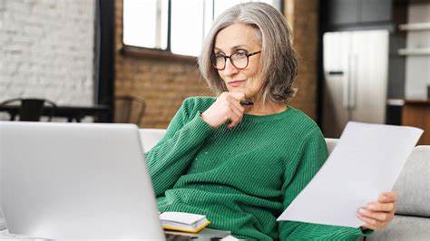 在经济环境不断变化的时代,许多社会保障领取者可能会获得额外的社会保障支票。通过合理规划和投资,这笔额外收入不仅能够提升生活质量,还能带来长期的财务收益。本文深入探讨五种有效利用额外社会保障支票的投资策略,助您实现财富增值和财务安全。
