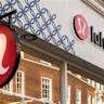 Lululemon在2026年第一季度业绩表现不佳,尽管国际市场增长强劲,但核心北美业务出现下滑。创始人Chip Wilson在代理权争夺战后保持沉默,新任CEO将于9月上任,公司面临品牌形象修复与战略调整的双重挑战。
