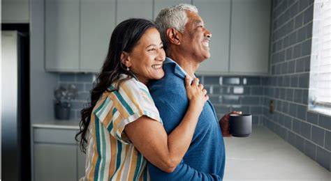 探讨在66岁退休且已有74.5万美元401(k)资金和领取社会保障金的情况下,是否适合进行罗斯IRA转换,分析其利弊、税务影响及退休财务规划建议。
