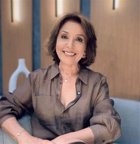 深入解析YouTube创作者Lucia Tovar的上传内容,聚焦其美甲教程及直播视频,揭示其独特的创意风格和对观众的吸引力,展现如何通过专业内容提升频道影响力。
