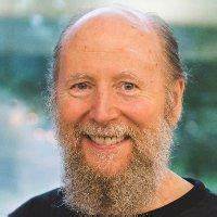 揭示"一步陷阱"的本质、成因与危害,结合强化学习与模型化研究,阐述为何简单迭代一步模型不足以实现可靠的长期预测,并介绍时序抽象、选项与广义价值函数等替代路径的理论与实践意义。
