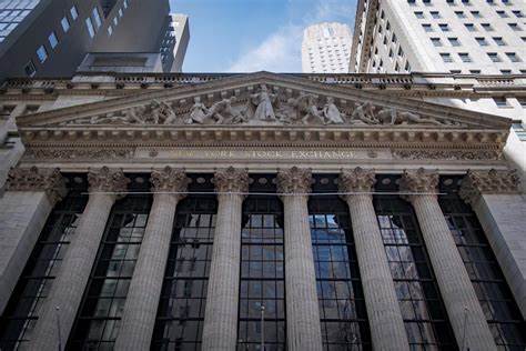 近期受美国联邦储备局可能降息的乐观预期推动,全球主要股指纷纷创下历史新高,投资者情绪高涨,市场风险偏好显著提升。本文深入分析联储政策走向对股市的影响及未来走势,为投资者提供全面的市场解读和前瞻指引。
