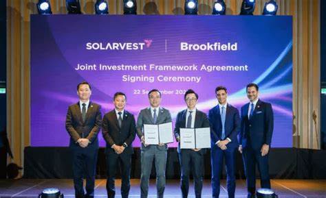 随着全球清洁能源的快速发展,马来西亚迎来了新的绿色转型机遇。Solarvest与国际投资巨头Brookfield携手合作,计划在未来三至五年内共同开发至少1.5GW的太阳能和电池储能系统项目,助力马来西亚实现碳中和目标并推动区域能源转型。
