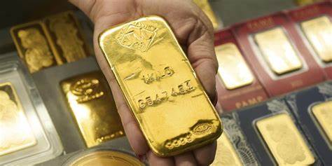 黄金价格持续攀升,不断打破历史记录,显著领先于股市表现,成为投资者避险和增值的首选资产。本文深入分析黄金市场的最新动态及其与股市之间的关系,揭示黄金作为财富保值工具的重要性及未来走势展望。
