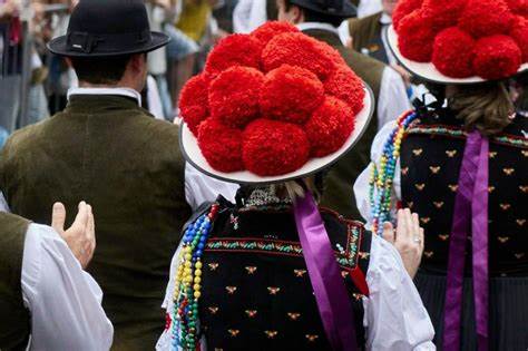 探索博登湖区域丰富多彩的传统服饰与背后的历史、社会意义、制作工艺以及当代传承与旅游体验
