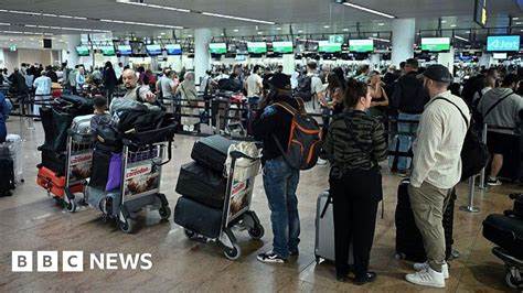 本文深度探讨了近期欧洲多家机场因网络攻击导致的大规模航班延误事件,解读了关键嫌疑人的逮捕情况、攻击方式及航空业面临的网络安全挑战,揭示全球航空运输系统如何应对日益严峻的网络威胁。
