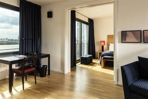 介绍Clipper Boardinghouses在柏林Gendarmenmarkt与汉堡Michel及Holzhafen三大黄金地段的服务式公寓优势,涵盖长期与商务入住方案、设施配置、预订须知以及周边交通与景点信息,帮助旅客在城市停留中兼顾私密性与酒店式服务。
