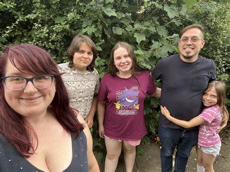 为家庭提供一套温暖可行的灵性实践建议,涵盖感恩习惯、亲子冥想、共读与讲故事、自然漫步与在线灵性资源,旨在增强亲子连接、培养内在平静并将精神成长融入日常生活。
