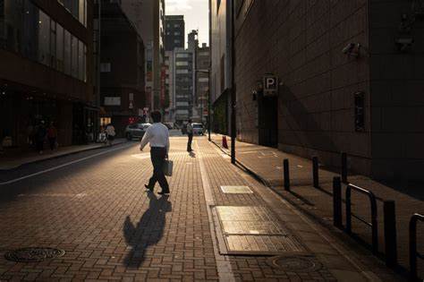 面对前所未有的极端高温和迅速老龄化的人口结构,日本正通过创新技术与社区支持体系,积极应对由气候变化引发的致命高温风险,保护脆弱的老年群体免受热浪伤害。本文深入探讨日本如何在全球最老龄化国家的背景下,通过政府措施、社会动员和科技创新,共同化解热岛效应与人口老龄化带来的严峻挑战。
