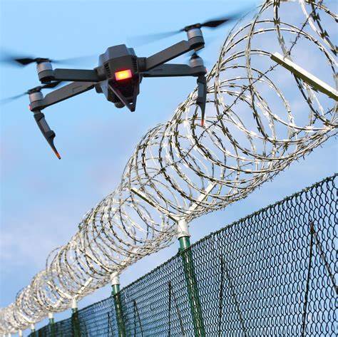 一位加州科技高管因非法驾驶无人机撞击正在执行任务的消防飞机而被判处监禁,此事件引发了对无人机使用安全法规的广泛讨论和警示。
