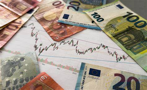 近年来外国买家重新流入美国国债市场,但这些资金往往附带政治、经济与交易条件。解析外资回流的动因、可能的"附带条件"、对美国利率与财政的影响,以及政策应对和投资者应关注的关键点。
