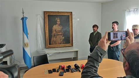 一次看似普通的不动产广告揭开了长达八十年的艺术赃物谜团,一幅18世纪意大利画家的肖像画从纳粹掠夺到海外流散,再被发现并追回,牵出战争记忆、法律争议与全球艺术返还困局的复杂交织
