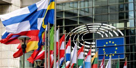 欧盟即将推出一项备受争议的新法规,计划强制各大通讯平台扫描用户的所有消息和照片,即使是采用端到端加密的服务也不例外。此举旨在打击非法内容传播,但引发了广泛的隐私和安全担忧。本文深入解析欧盟"聊天管控"计划的背景、支持国家、潜在影响以及公众和技术专家的态度。
