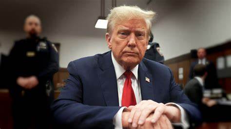 探讨法律与科技领域中术语化表达带来的沟通危机,分析公众误读和权威失信的根源,并提出可操作的策略,帮助专业人士用更通俗有效的方式传达复杂观念
