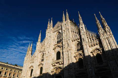 米兰作为意大利北部的经济与时尚中心,以其独特的历史背景、多元文化和丰富的艺术遗产吸引着全球游客。本文深入解析米兰的标志性景点和隐藏宝藏,带您领略这座城市非凡的魅力和不可错过的风采。
