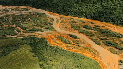 阿拉斯加鲑鱼溪流逐渐变为橙色的背后,是永冻土融解释放有害金属,导致河流酸化和生态环境恶化,影响鱼类及依赖这些水域的社区生活。全球气候变暖正引发这一不可逆的自然矿物污染过程,对北极生态系统构成严峻威胁。
