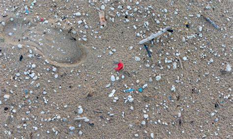 在巴西多个严格保护的海洋保护区内发现微塑料,揭示出塑料污染的跨界传输机理、对海洋生物与生态系统的潜在威胁,以及全球与地方层面需要采取的监测、管理与减排策略。本文解析研究方法、污染来源、化学分析结果及政策建议,为科学家、管理者与公众提供可操作的信息和行动方向。
