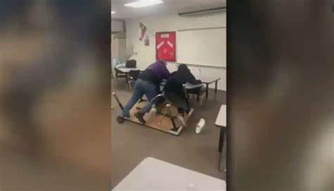 近日,德克萨斯州赛普雷斯农场高中发生一起严重校园暴力事件,一名学生被控袭击同学致其严重受伤。本文深入分析事件细节、法律后果及校园安全问题,探讨如何预防此类悲剧的发生。
