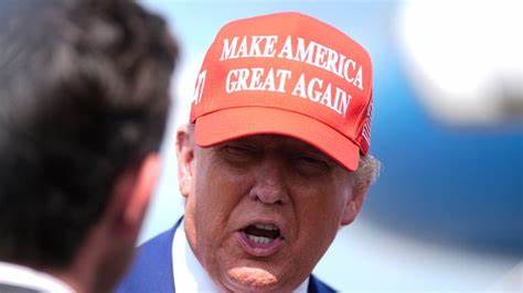 本文深入探讨特朗普发起的贸易战如何对美国就业造成负面影响,解析失业率上升、就业增长放缓和通胀压力等多个方面,揭示当前经济局势下企业与家庭面临的挑战及未来的潜在走势。
