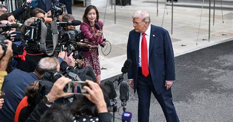 围绕美国总统特朗普拟议的一项立法草案展开,该草案旨在赋予总统广泛的军事权力,允许针对被认定为"毒品恐怖分子"的个人和相关国家采取致命打击措施,涉及宪法、国际法及美国内政外交等多重复杂议题。本文深入解析该草案的背景、内容及潜在影响,揭示其在美国政治和全球安全格局中的重要意义。
