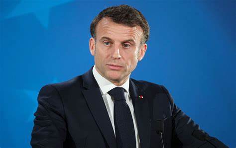 围绕法国总统马克龙为Telegram创始人帕维尔·杜洛夫授予国籍的争议,梳理入籍制度背景、当事人遭遇、平台监管责任与国际政治影响,分析法国政府的立场与未来可能的政策走向,为关注科技治理与外交互动的读者提供全面视角
