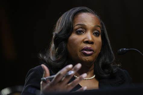 特朗普围绕联邦储备理事Lisa Cook提出的抵押贷款欺诈指控,将房贷信息公开与被政治化的风险凸显出来。文章解析房贷欺诈的常见形式、抵押信息的公开程度、被指控时的法律与信用后果,以及普通房主如何通过文书保存、合规申报与隐私防护来降低潜在损害,并提出制度上加强保护的建议。
